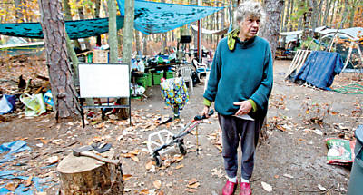 Marilyn Berenzweig, 62, que mora com o marido na ‘Tent City’ de Lakewood há dois anos e meio
