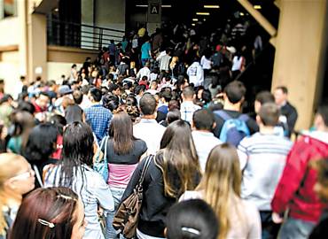 Estudantes entram no campus da uninove na Barra Funda, zona oeste de so Paulo, para o 2 dia de prova do enem