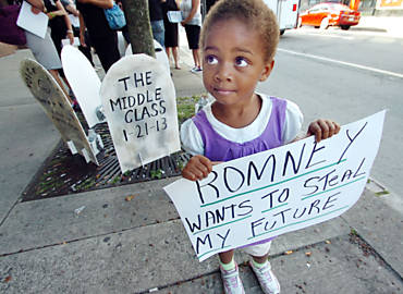 Garota de trs anos segura cartaz criticando Romney em protesto em Scranton (Pensilvnia)