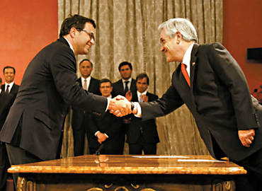 O novo ministro da Defesa, Rodrigo Hinzpeter, cumprimenta o presidente Piera em cerimnia no Palcio La Moneda