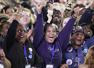 Eleitoras de Barack Obama comemoram primeiros resultados de sua vitria, em Chicago