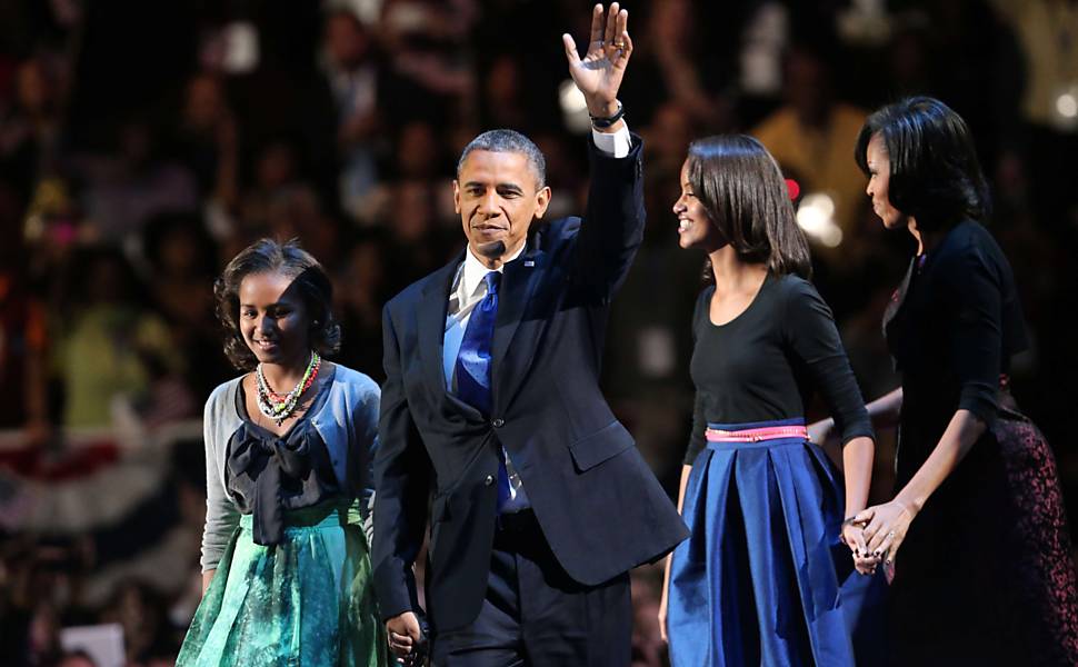 Presidente reeleito dos EUA, Obama chega acompanhado da mulher e das filhas para o discurso da vitória em Chicago, Illinois Leia mais
