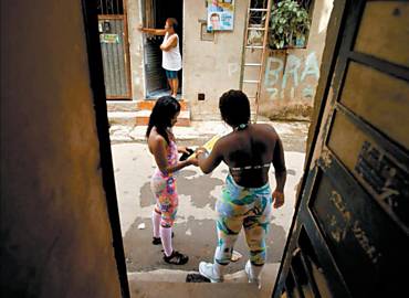 Moradoras leem panfleto contra violência e abuso policial distribuído pela ONG Redes da Maré
