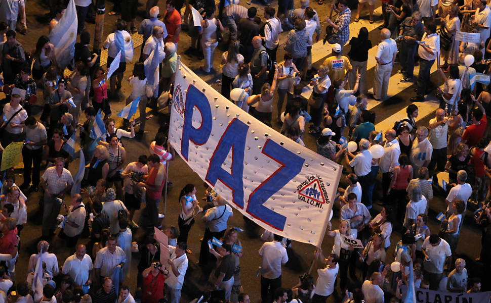 Milhares protestam contra o governo no centro de Buenos Aires; movimento foi convocado por meio das redes sociais Leia mais