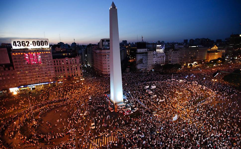 Milhares de manifestantes se reúnem em torno do Obelisco, no centro de Buenos Aires, em protesto contra o governo Leia mais