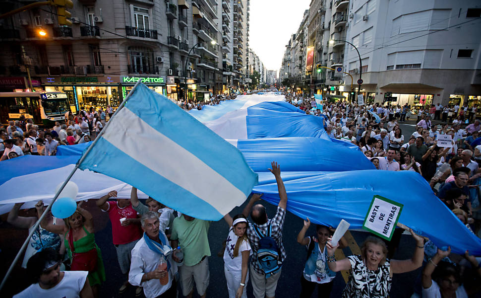 Milhares protestam contra o governo no centro de Buenos Aires; movimento foi convocado por meio das redes sociais Leia mais
