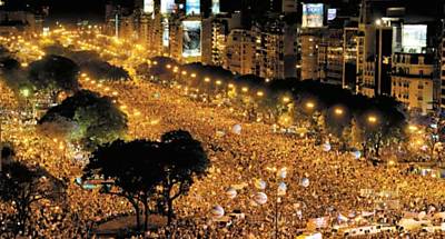Manifestantes tomam a avenida 9 de Julio, a principal via da capital argentina, Buenos Aires; protestos levaram s ruas milhares de pessoas no pas