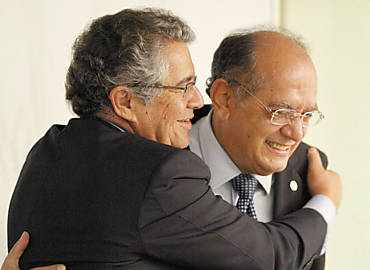Os ministros do STF Marco Aurlio Mello e Gilmar Mendes se cumprimentam durante seminrio jurdico em So Paulo
