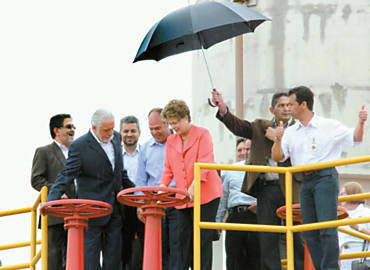 A presidente Dilma Rousseff  protegida por guarda-chuva durante inaugurao de uma adutora no semirido baiano