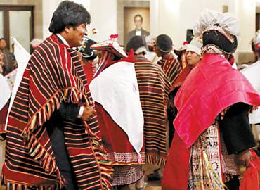Presidente Evo veste poncho andino em cerimnia no palcio presidencial em La Paz