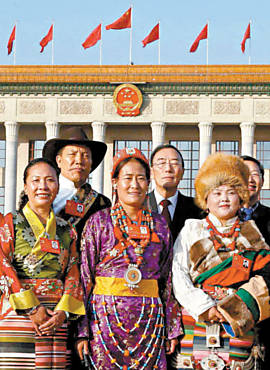 Delegados tibetanos no Congresso posam em trajes tpicos