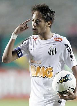 O atacante Neymar reclama de lance em derrota do Santos