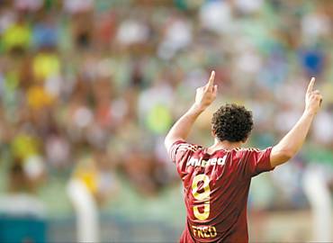 O atacante Fred comemora gol contra o Palmeiras