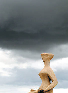 Esttua que representa a Justia sob cu com nuvens negras ontem, em Braslia