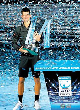 Novak Djokovic segura trofu das Finais da ATP, em Londres