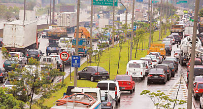 Carro tenta fugir de congestionamento na marginal Tiet; por causa da chuva, So Paulo teve lentido acima da mdia
