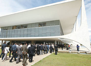 Prefeitos reunidos em Braslia chegam ao Palcio do Planalto para participar de encontro com a ministra Ideli Salvatti