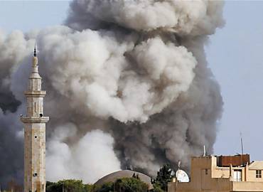 Fumaa  vista aps bombardeio do regime a Ras al Ain, na divisa com a Turquia
