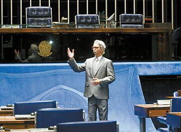 Ator que desempenha o papel do presidente Itamar Franco (1930-2011) discursa para os turistas no plenrio do Senado