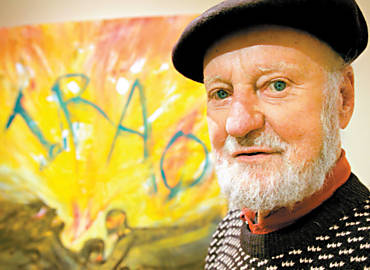 Lawrence Ferlinghetti, em frente a seu quadro "Iraq", na galeria George Krevsky, em San Francisco