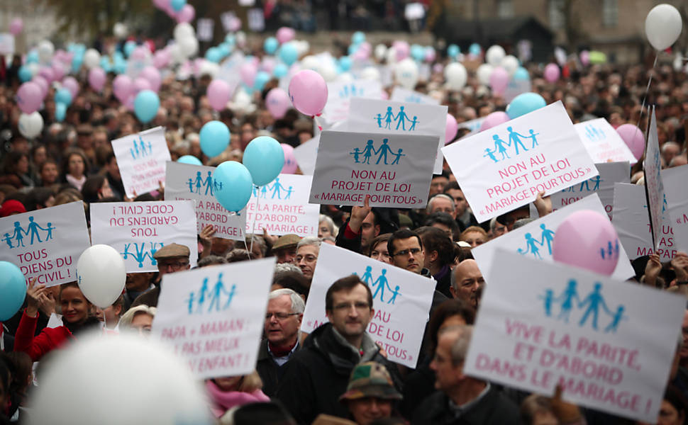 Manifestantes protestam contra o projeto de lei que autoriza o casamento gay e a adoção de casais do mesmo sexo na França