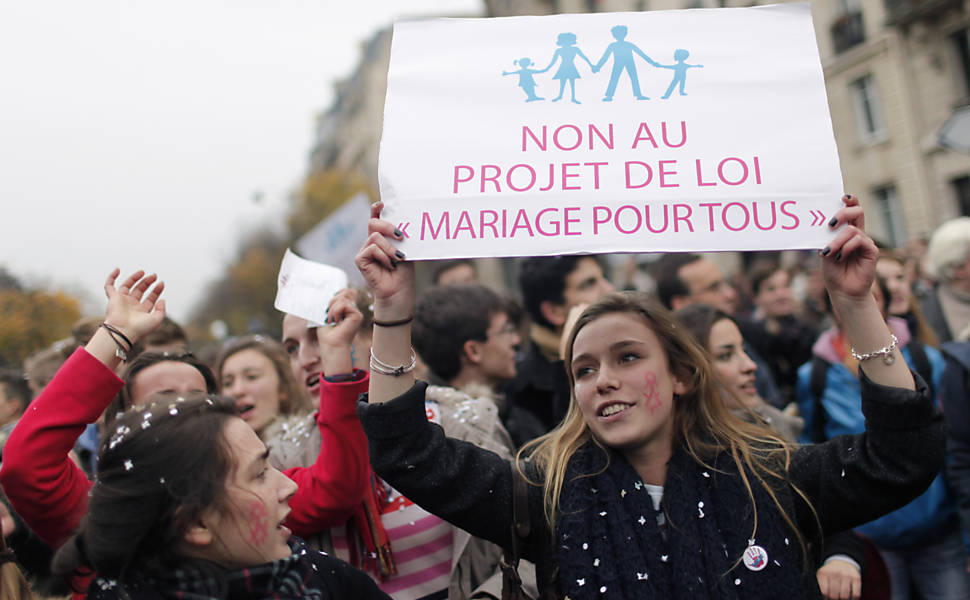 Cerca de 100 mil manifestantes protestam contra o projeto de lei que autoriza o casamento gay e a adoção de casais do mesmo sexo na França