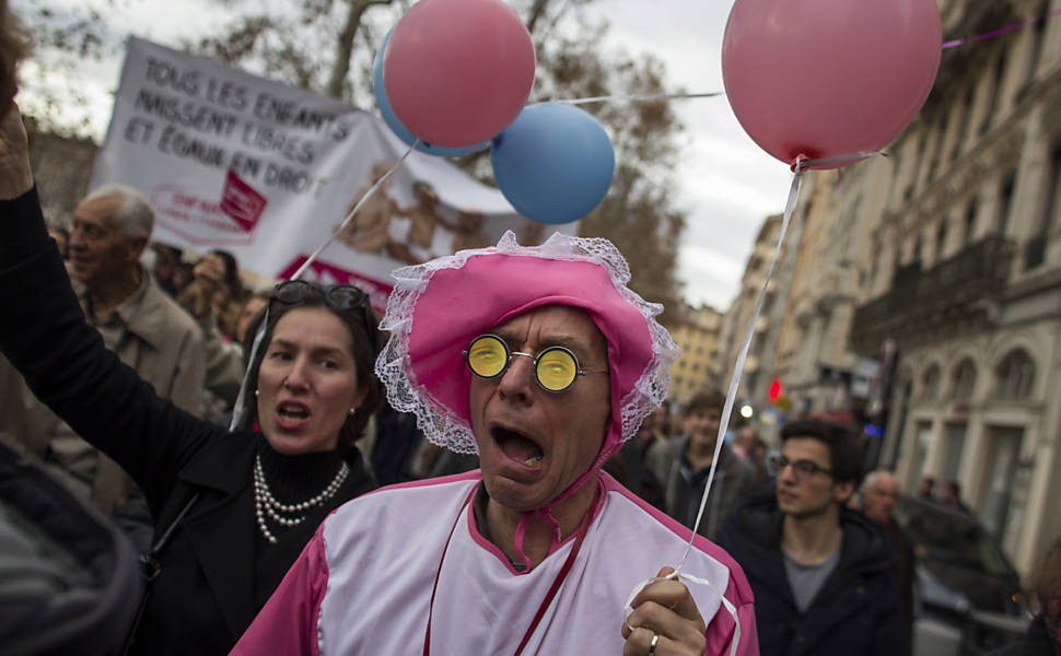 Manifestantes protestam contra o projeto de lei que autoriza o casamento gay e a adoção de casais do mesmo sexo na França