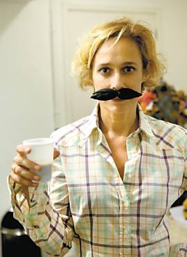 A atriz com um bigode postio no camarim do seu teatro, o Poeira, no Rio