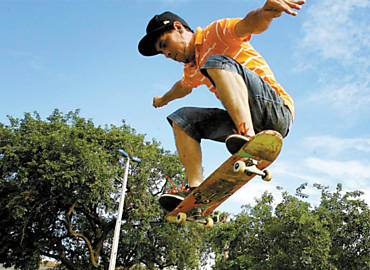 Diego Carvalho, 23, faz manobra em chafariz improvisado como rampa de skate no parque Maurilio Biagi, em Ribeiro