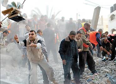Palestinos fazem busca por sobreviventes em prdio destrudo em Gaza por ataque israelense que matou 12 pessoas