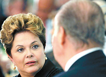 A presidente Dilma Rousseff conversa como rei Juan Carlos da Espanha durante Cúpula Ibero-Americana, em Cádiz