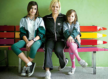 Evelyn Zanni, com suas filhas júlia (à esq.) e Bianca, na escola onde as meninas estudam