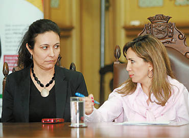 A prefeita Drcy Vera ( dir.) e a secretria da Cultura, Adriana Silva, que pode deixar o cargo, no Palcio Rio Branco