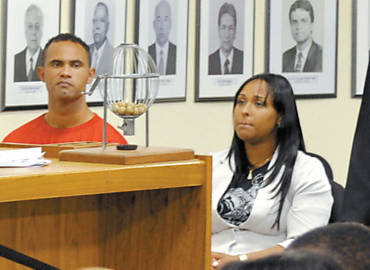 Ex-goleiro Bruno (ao fundo) e sua ex-mulher, Dayanne Souza, durante julgamento em MG