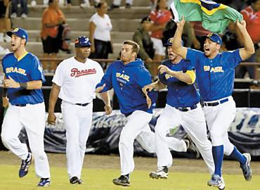 Jogadores da seleo brasileira de beisebol comemoram aps triunfo sobre o Panam
