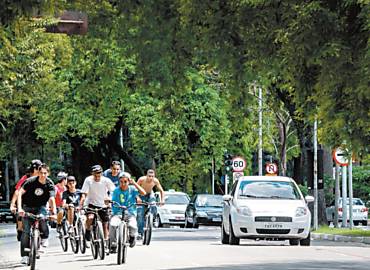 Ciclistas dividem espao com carros na av. Repblica do Lbano, em Moema, na zona sul da capital; feriado no teve ciclofaixa por no ser nacional