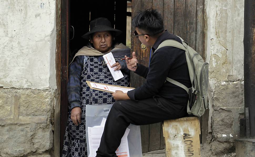 census-taker-and-woman-in-la-paz-bolivia-the-bolivian-last-census-was