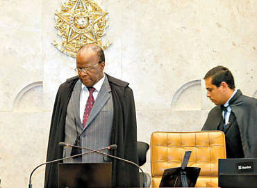 Auxiliar troca a cadeira de presidente por um assento ortopdico para Joaquim Barbosa