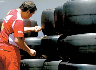 Funcionrio da Ferrari inspeciona pneus em Interlagos. As equipes de F-1 comearam ontem a montar seus boxes, e os ferraristas eram os mais adiantados
