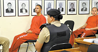 O goleiro Bruno e seu amigo Macarro durante o terceiro dia do julgamento pela morte de Eliza Samudio, em Contagem (MG)