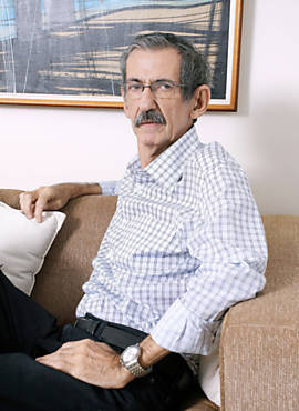 O aposentado Romulo Correa, 67, que se trata contra hepatite C, em sua casa em Salvador