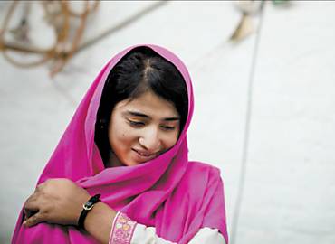 A estudante paquistanesa Shazia Ramazan, 13, posa para foto em sua casa, na cidade de Mingora, no vale do Swat