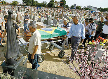 Enterro do medalhista olmpico Nelson Prudncio ontem, no cemitrio de So Carlos
