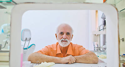 Norival Ianoni, 71, que tem fobia de dentista, aps tratamento com laser em consultrio em SP