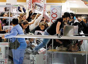 Consumidores batalham para pegar produtos na 'Black Friday' em Las Vegas, nos EUA