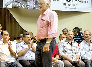 O deputado Joo Paulo Cunha  aplaudido por petistas, entre eles Jos Dirceu ( dir.), em encontro em Osasco (SP)