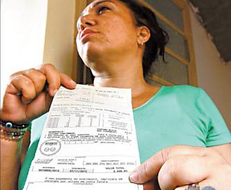 A comerciria Adriana Nardin Rangon, 42, mostra a conta de gua do ms de outubro