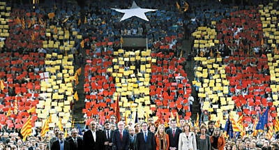 Lderes pr-separao durante comcio em Barcelona, anteontem; ao fundo, simpatizantes reproduzem a bandeira catal