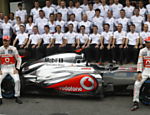 Os pilotos da McLaren, Jenson Button e Lewis Hamilton, posam com a equipe para foto oficial Leia mais