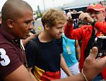 Fãs tiram foto do alemão Sebastian Vettel, da Red Bull, no circuito de Interlagos Leia mais